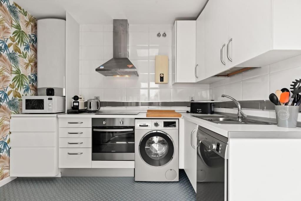 Gorgeous 3 Bedroom With Sea Views, Pool Apartment *